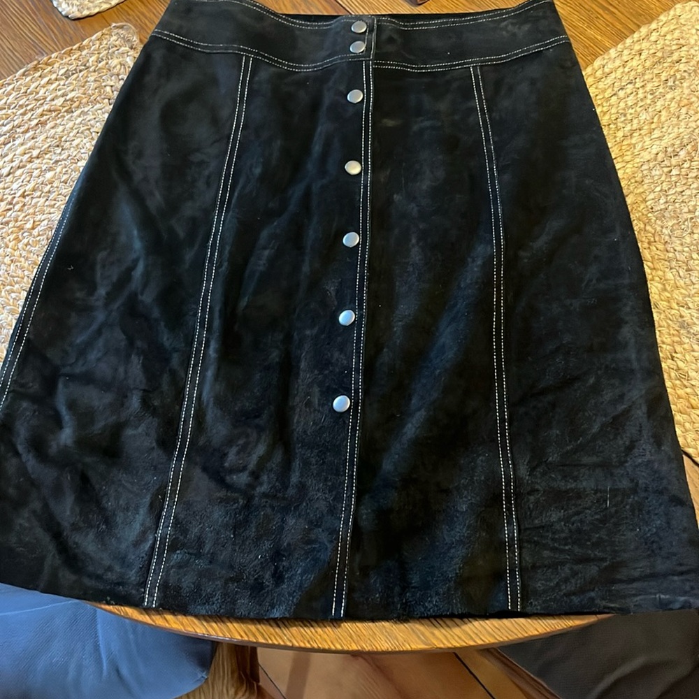 Theory size 8 black suede skirt snaps down front
